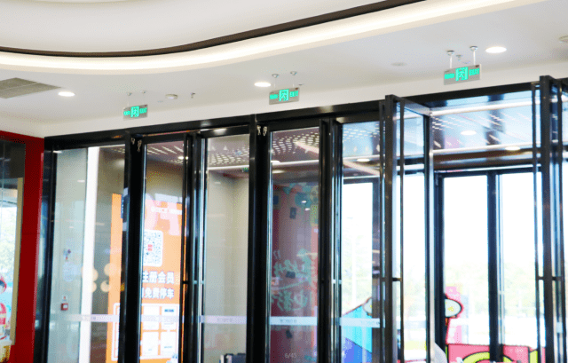 智能疏散系統(tǒng)在面對(duì)大規(guī)模人群時(shí)的性能如何？